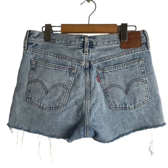 Levis Wedgie Straight Light Wash Frayed Hem Button Fly Jean Shorts Size 28 - Picture 2 of 6